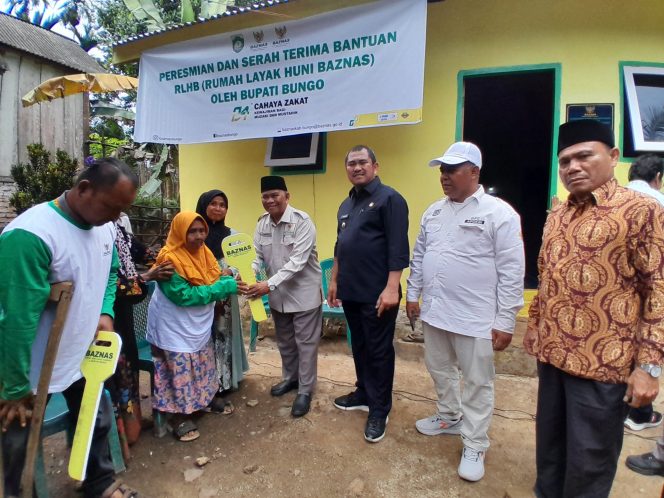 Bupati Bungo Bersama Baznas Serahkan Bantuan Rumah Layak Huni di Kecamatan Jujuhan