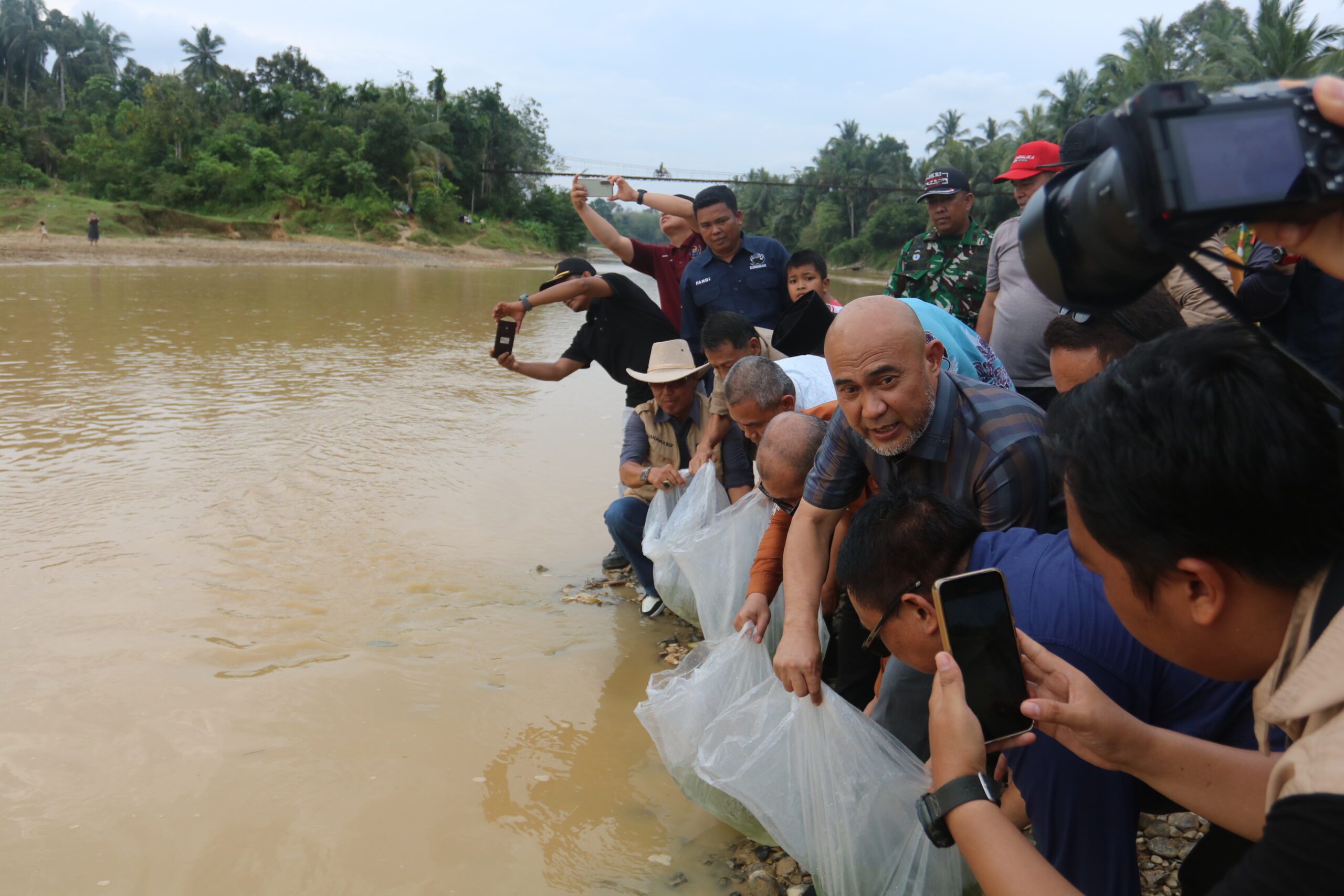 Dalam Upaya pelestarian Lubuk Larangan, Bupati Bungo Dedy Putra Lepas Ribuan Bibit Ikan
