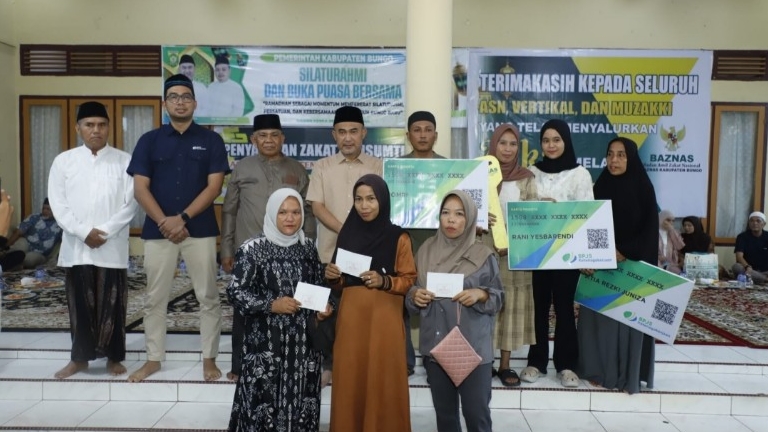 Bupati Bungo Serahkan Zakat Baznas Secara Simbolis Dilanjutkan Buka Puasa Bersama