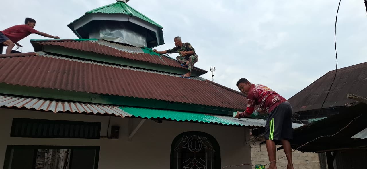 Satgas TMMD Ke-129 Kodim 0416/Bute Bersama Warga Tanjung Agung Bahu-Membahu Rehabilitasi Langgar Al-Hikmah
