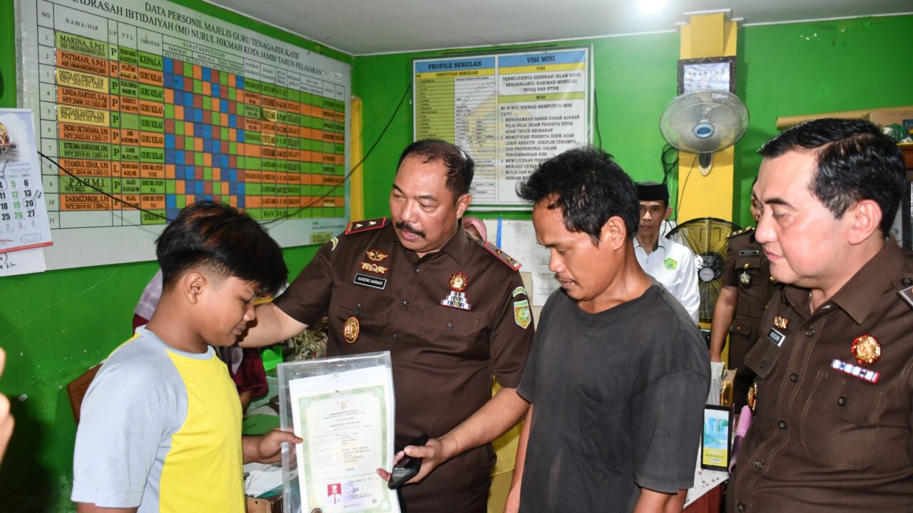 Kajati Jambi Sugeng Hariadi Lunasi Tunggakan Sekolah Dua Siswa Kurang Mampu, Pastikan Hak Pendidikan Tetap Terpenuhi