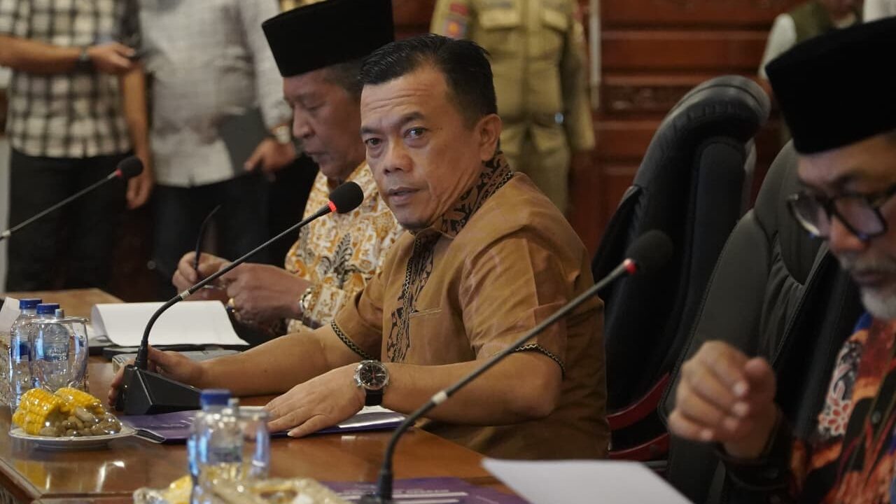 Gubernur Al Haris Pimpin Rapat Evaluasi Perkembangan Pelaksanaan Kegiatan Pembangunan Triwulan II TA 2026