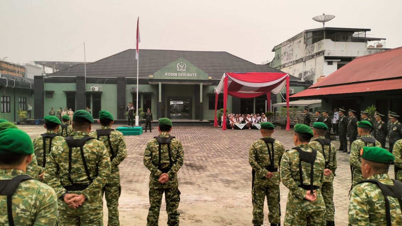 Dandim 0416/Bute Pimpin Upacara Peringatan HUT TNI ke-81 di Lapangan Makodim